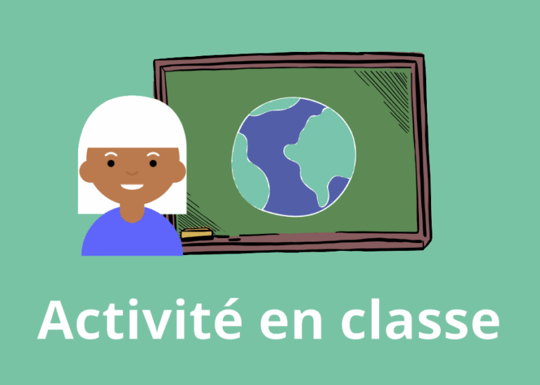 Visuel avec une une élève aux cheveux blancs et au pull bleu sourit devant un tableau noir sur lequel est dessiné un globe terrestre. En bas de l’image, un encart vert affiche les mots « Activité en classe.